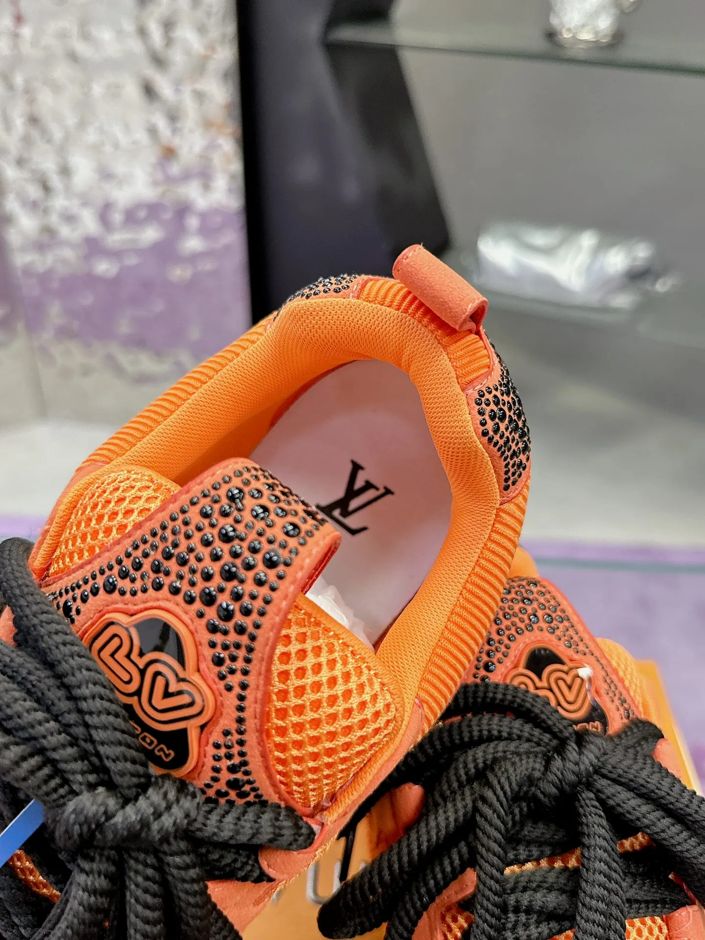 Men's shoes 💰900❤️❤️❤️ 𝙇𝙑 Bread shoes have added new colors 💓 Craftsmanship series 𝟐𝟎𝟐5/𝐒𝐒 𝐧𝐞𝐰 Louis Vuitton catwalk skate shoes are popular, LOUIS VUITTON Trainer is undoubtedly one of the most successful Sneakers launched by luxury brands, but the pace of exploration will not stop. LOUISVUITTON will also bring a new series of skateboard shoes in the spring of 2025. The new series in the picture returns to the 90s Chunky Skate Shoes look and feel. The uppers are made of leather and mesh. The fat silhouette and thick shoelaces are very eye-catching. It is expected to have quite a few colors like the Trainer. Judging from the previous DIOR show skate shoes, this chunky style may be even stronger next year. 💎 Size: Female 35-40 Male 39-46